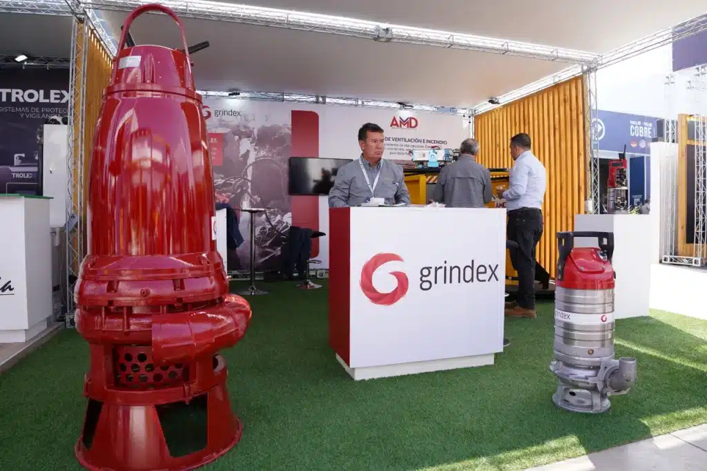 Parte del stand con diferentes modelos de bombas sumergibles Grindex y puertas mineras AMD (al fondo).