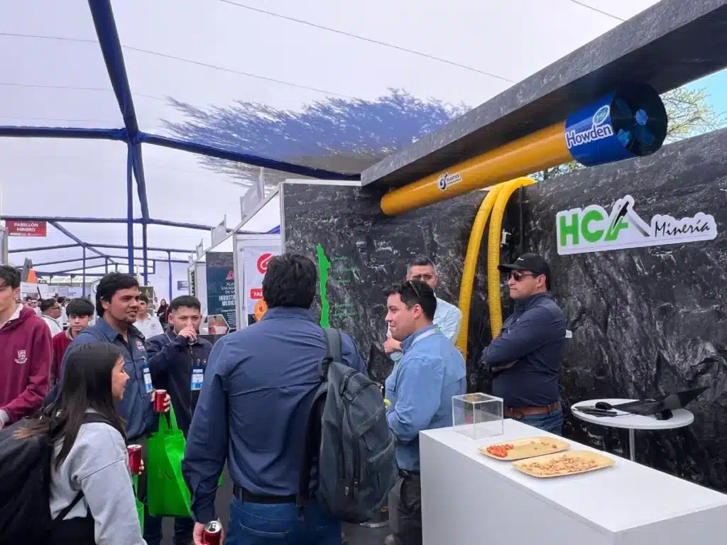 Asistentes en el stand de HCA Minería en Forede 2024.