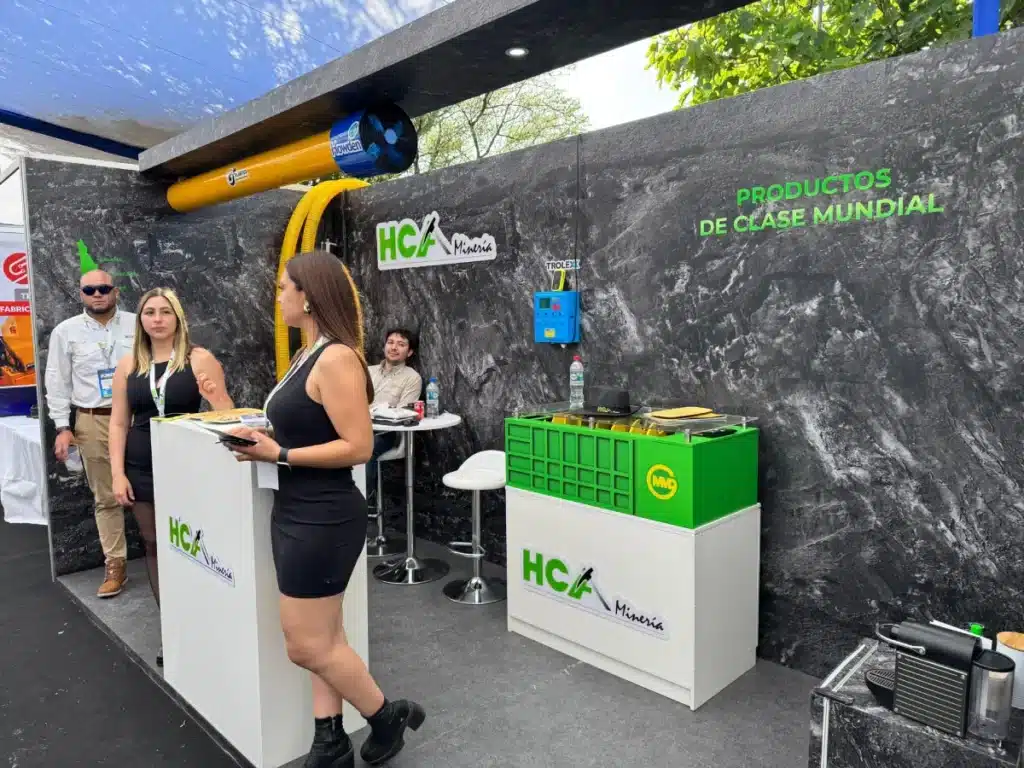 Personal de protocolo en stand de HCA Minería en Forede 2024.