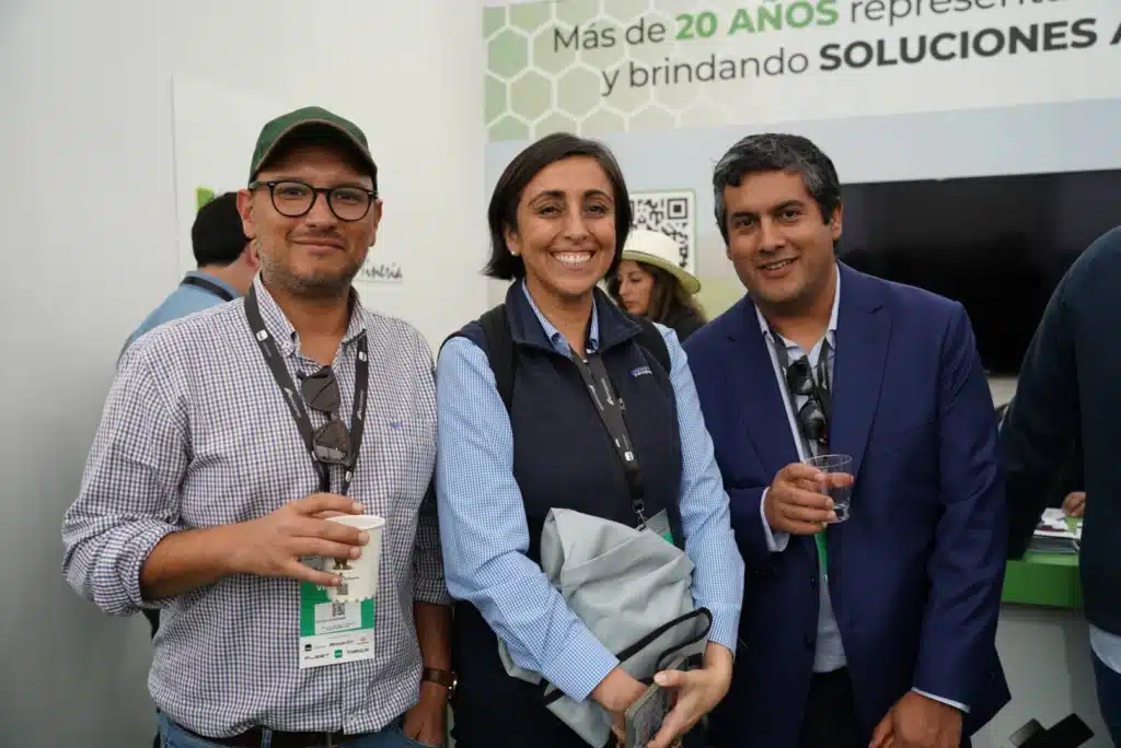 Asistentes en el stand de HCA Minería.