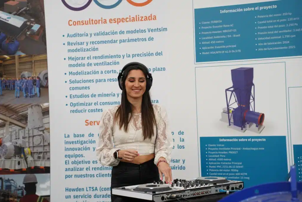 Dj presente en el stand de HCA Minería.