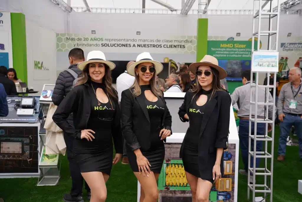 Anfitrionas en el stand de HCA.