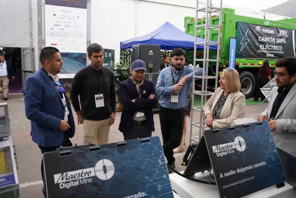 Asistentes en el stand de HCA.