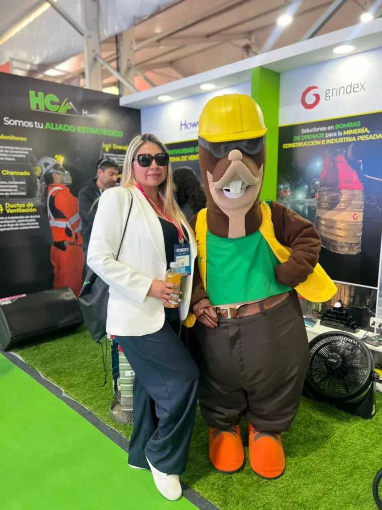 Asistentes al stand.